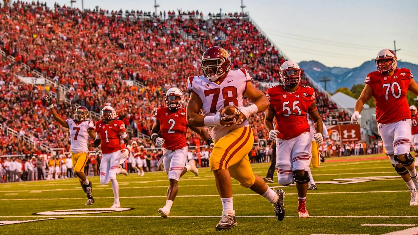 USC forces a fumble and Jay Tufele, playing in his hometown, scoops and scores.