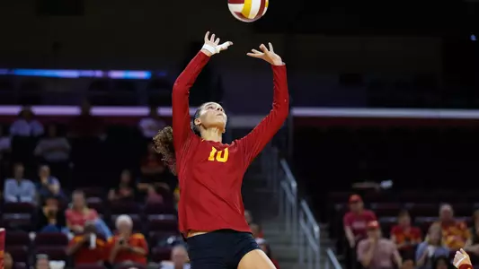 Raquel Lázaro sets a ball at Galen Center