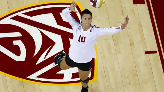 Freshman setter Raquel Lázaro serves a ball against Washington State.