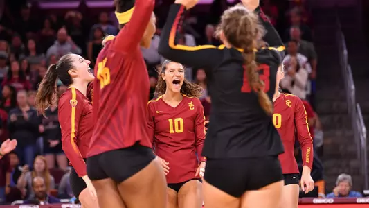Raquel Lázaro celebrate in team huddle