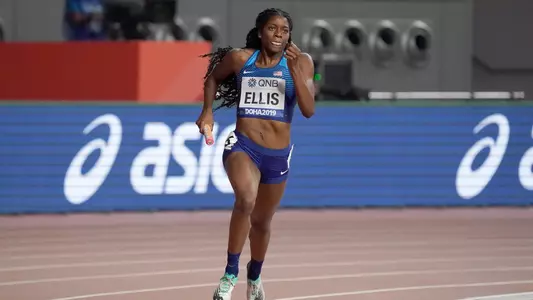 Kendall Ellis with baton at World Championships