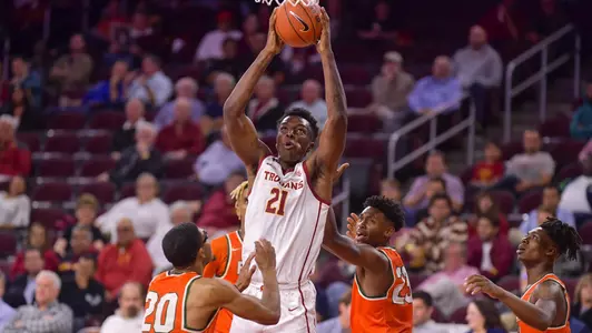 Onyeka Okongwu grabs rebound