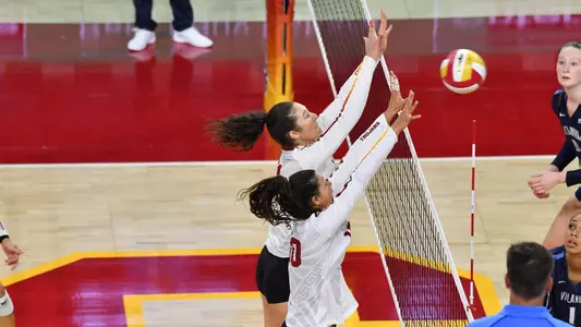 Jasmine Gross and Raquel Lázaro blocking at the net
