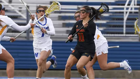 Lizzy Wagner evades Hofstra attackers