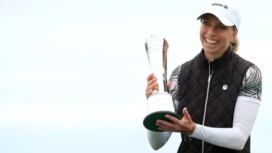Sophia Popov holds trophy