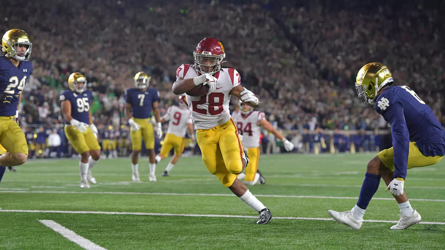 USC Trojans Football running back Keaontay Ingram rushes against Notre Dame Fighting Irish