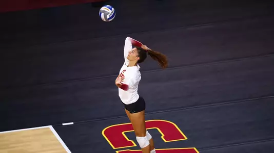 Raquel Lázaro serves the ball