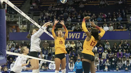 Raquel Lázaro setting the ball at Washington's Hec Ed/Alaska Airlines Arena