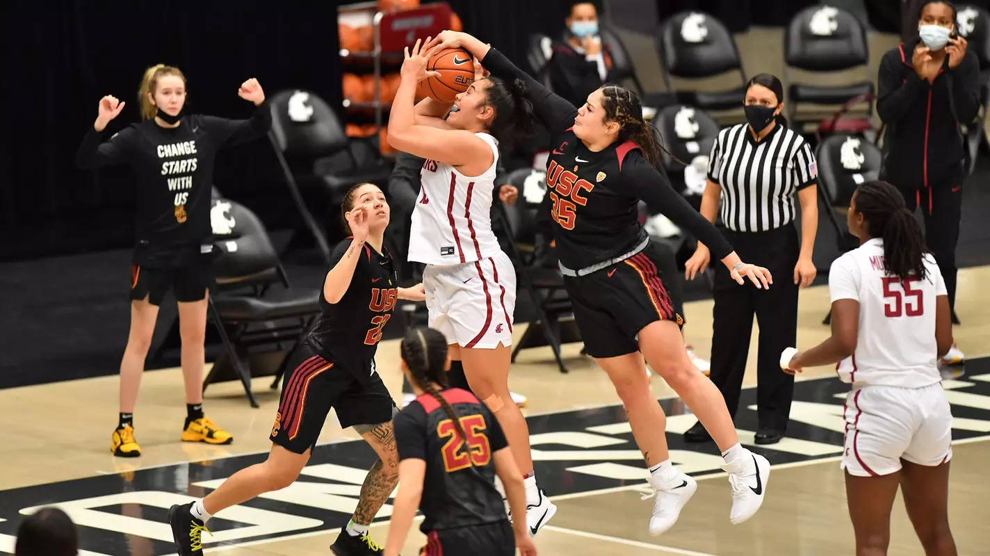 Alissa Pili blocks a shot at WSU