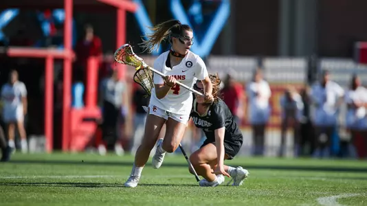 Sarah Larkin jukes her defender