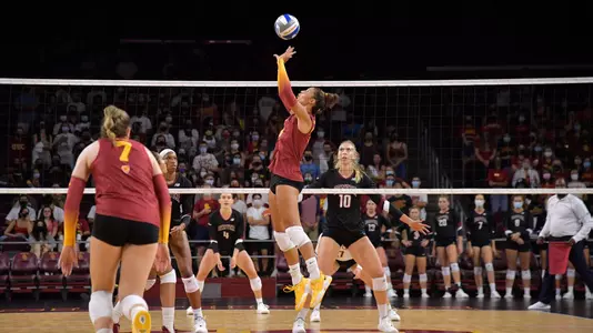 Raquel Lázaro sets the ball