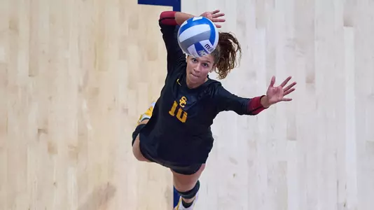 Raquel Lázaro serves the ball