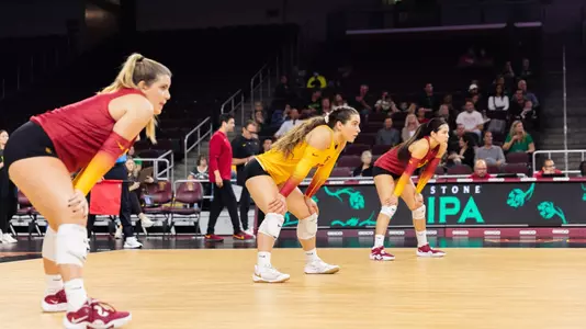 Defenders wait to pass the ball (Gala Trubint, Keila Barra)