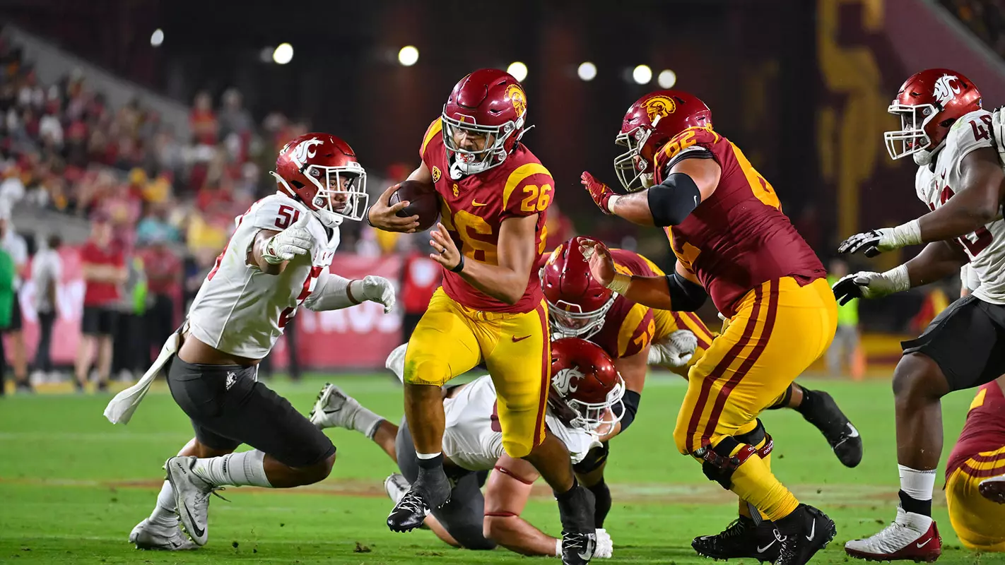 USC Trojans Football running back Travis Dye rushes against Washington State Cougars