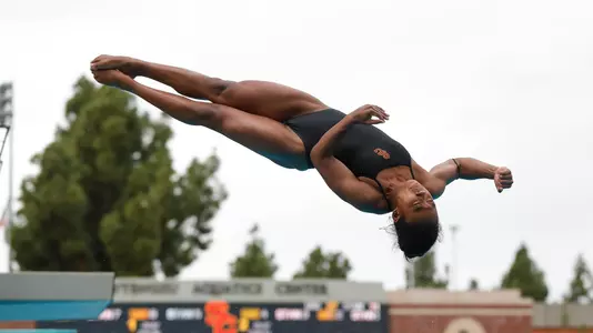 Nike Agunbiade - USC women's diving