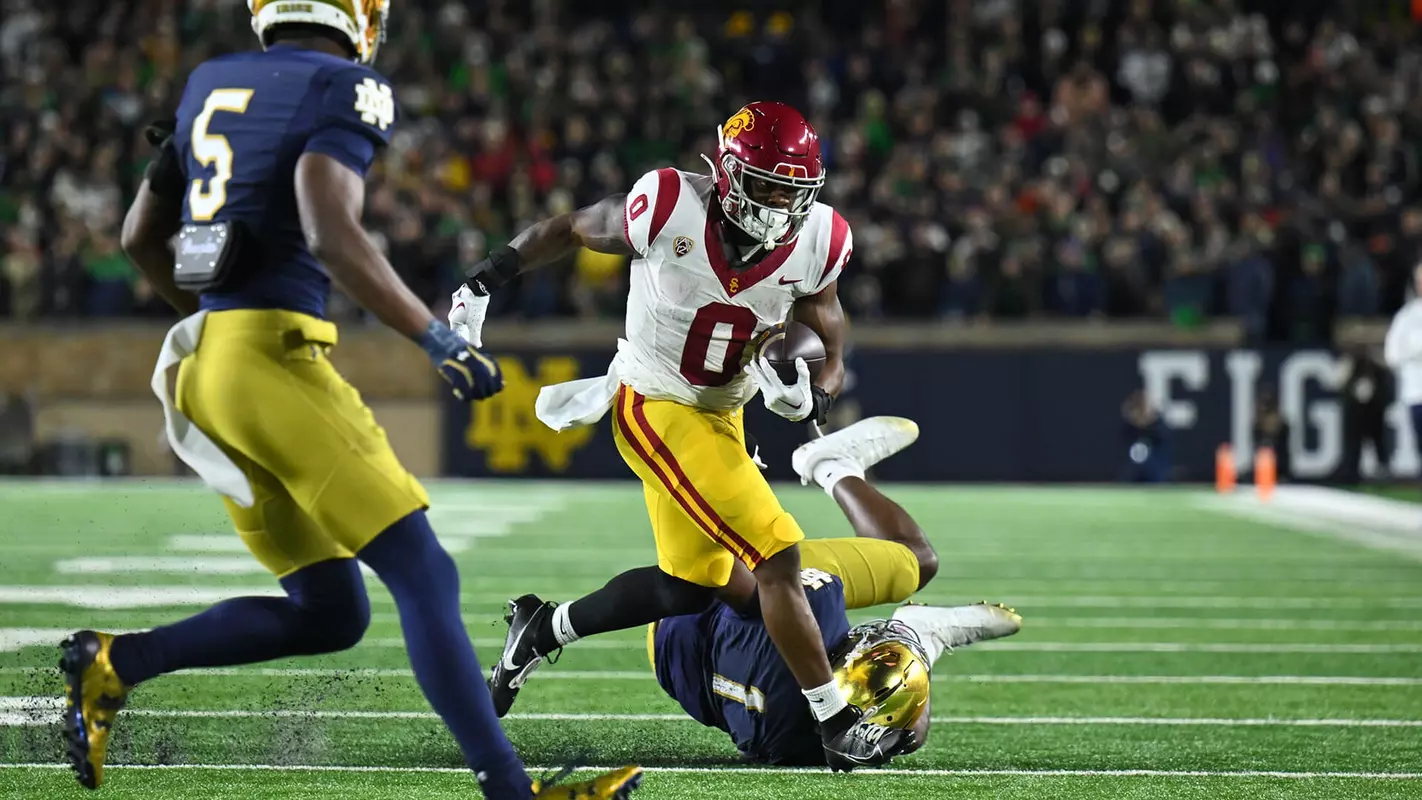 USC Trojans Football running back MarShawn Lloyd rushes against Notre Dame Fighting Irish