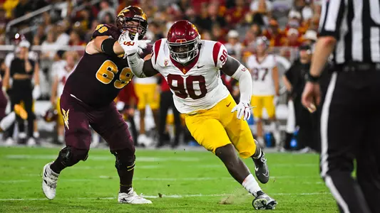 USC Trojans Football defensive lineman Bear Alexander rushes