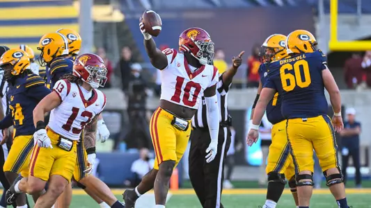 USC Trojans Football edge rusher Jamil Muhammad recovers fumble