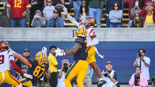USC Trojans Football safety Jaylin Smith breaks up pass