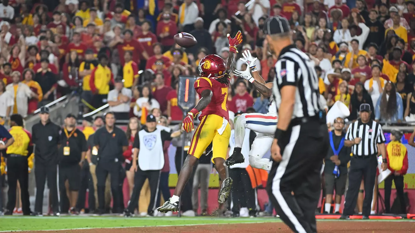USC Trojans Football safety Calen Bullock deflects pass against Arizona Wildcats
