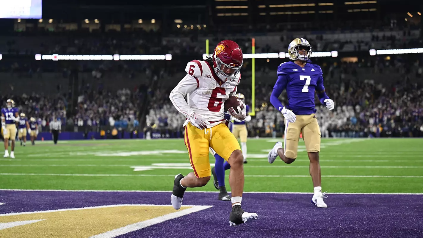 USC Trojans Football wide receiver Makai Lemon scores touchdown against Washington Huskies