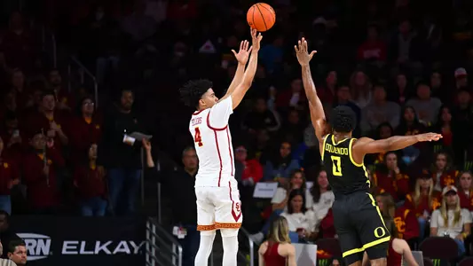 USC Trojans Basketball guard Oziyah Sellers shoots over Oregon Ducks
