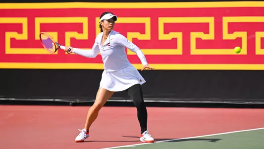 Naomi Cheong on a return for USC women's tennis