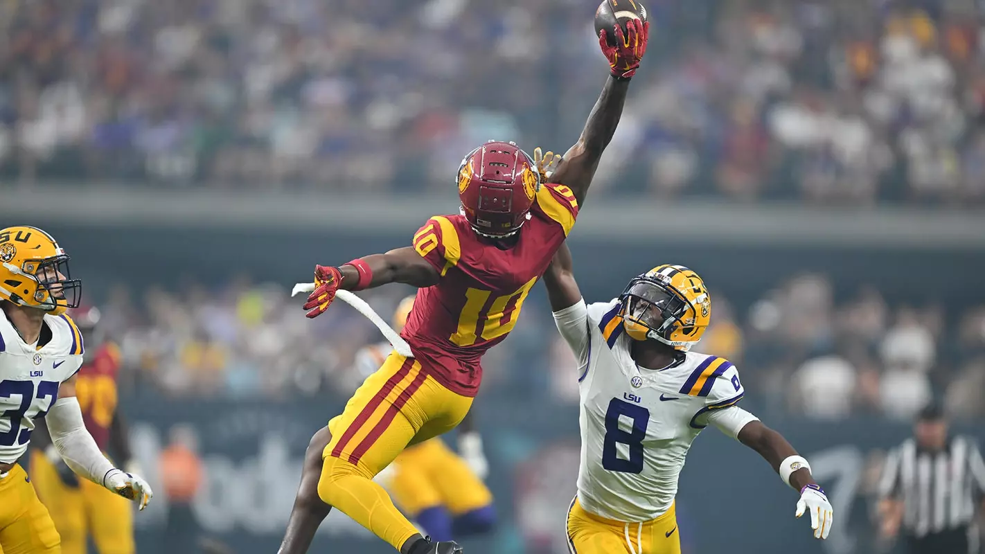 USC Trojans Football wide receiver Kyron Hudson makes one-handed catch against LSU Tigers