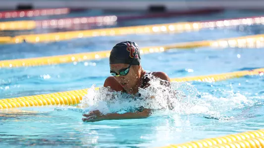 Kaitlyn Nguy?n swimming breaststroke