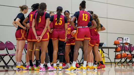 USC WBB team huddles