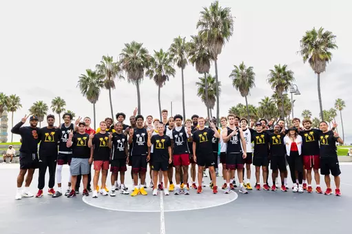 Team photo of USC Men's Basketball during a practice at Venice Beach