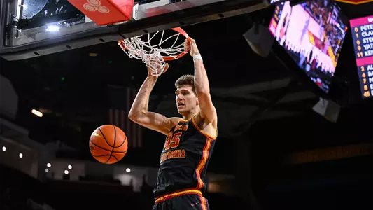Gabe Dynes dunks on the Washington Huskies