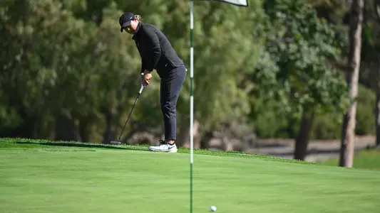 Catherine Park putts the ball at the Battle for the Bell against UCLA