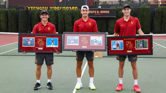 USC seniors pose on court for senior day