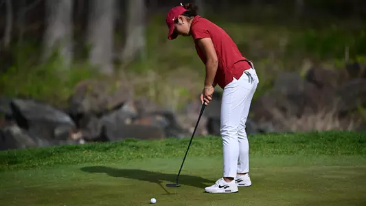 Jasmine Koo Putting at Big Ten Championships