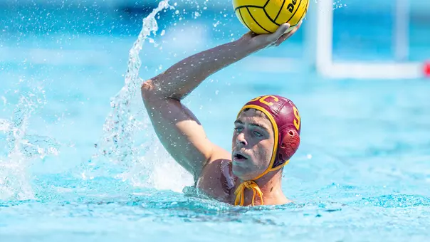 Robert López Duart surveys the pool with the ball in a game vs. Stanford