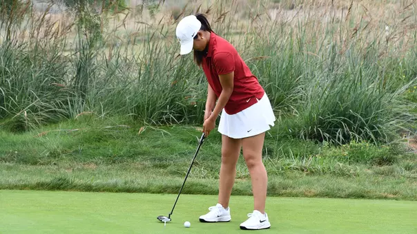 Action shot of Kylie Chong putting