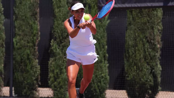 Jana Hossam hits a return