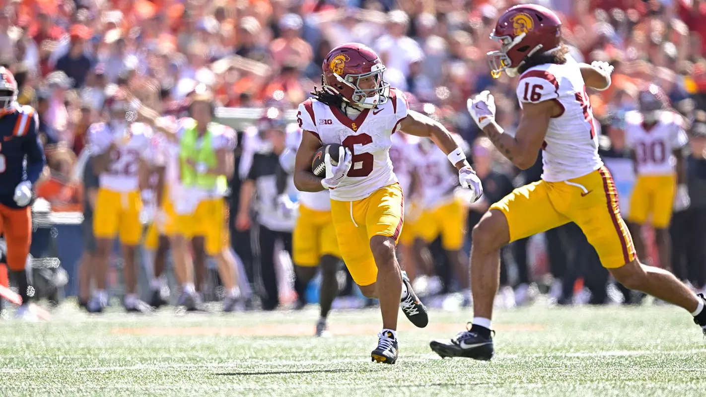 USC Trojans Football wide receiver Makai Lemon runs after catch against Illinois Fighting Illini
