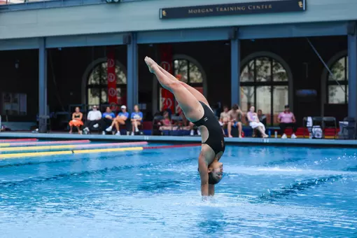 Jenna Jagielski enters water on dive
