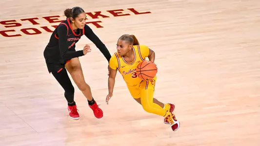 Londynn Jones dribbling the ball
