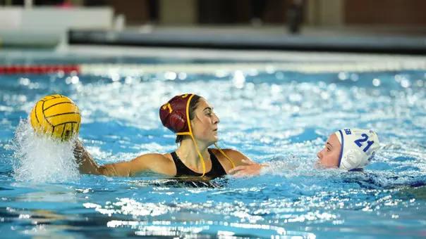 Caitlin Cohen passes the ball