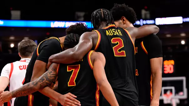 USC Men's Basketball huddles together against Ohio State
