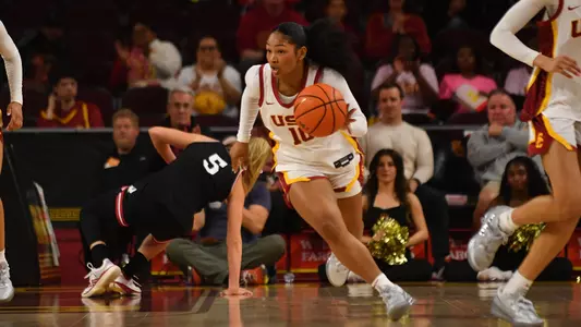 Malia Samuels dribbling a basketball