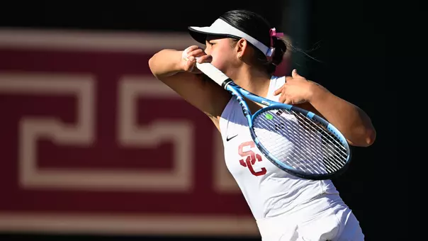 Dani Borruel hits a return on court with her racket.