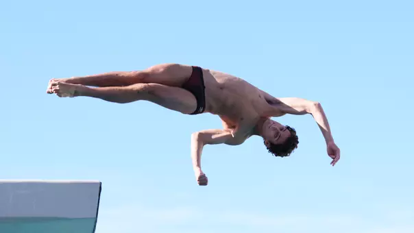Luc Goertzen diving on platform