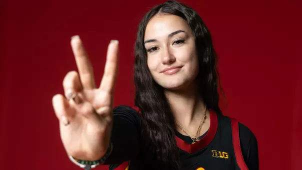 pania davis holds up a victory sign