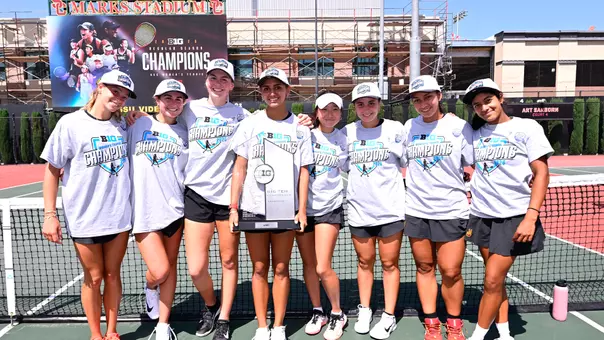 USC women's tennis poses for a photo with big ten trophy