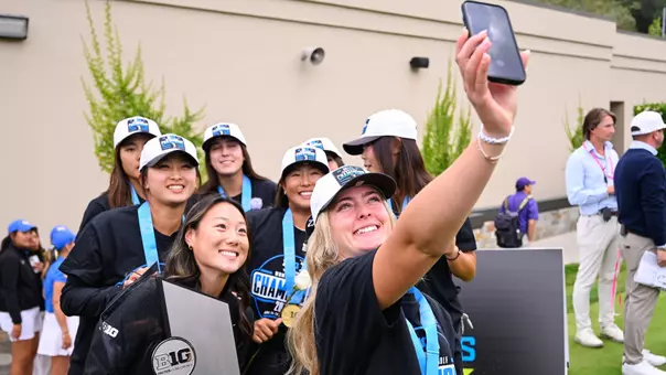 Bailey Shoemaker takes a selfie with the women's golf team at the 2026 Big ten Championships
