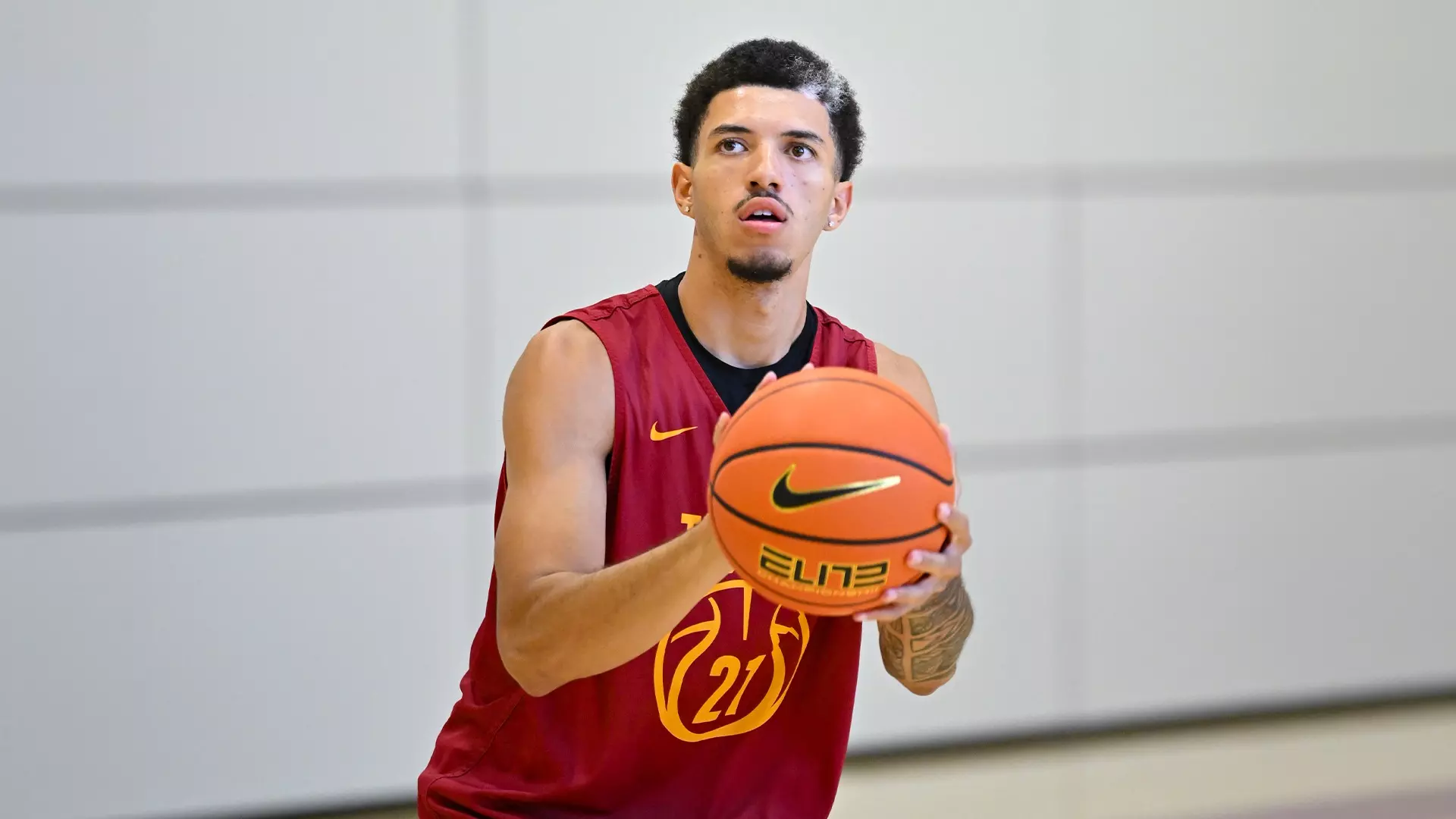 Aaron Hunkin-Claytor prepares to shoot during a summer practice